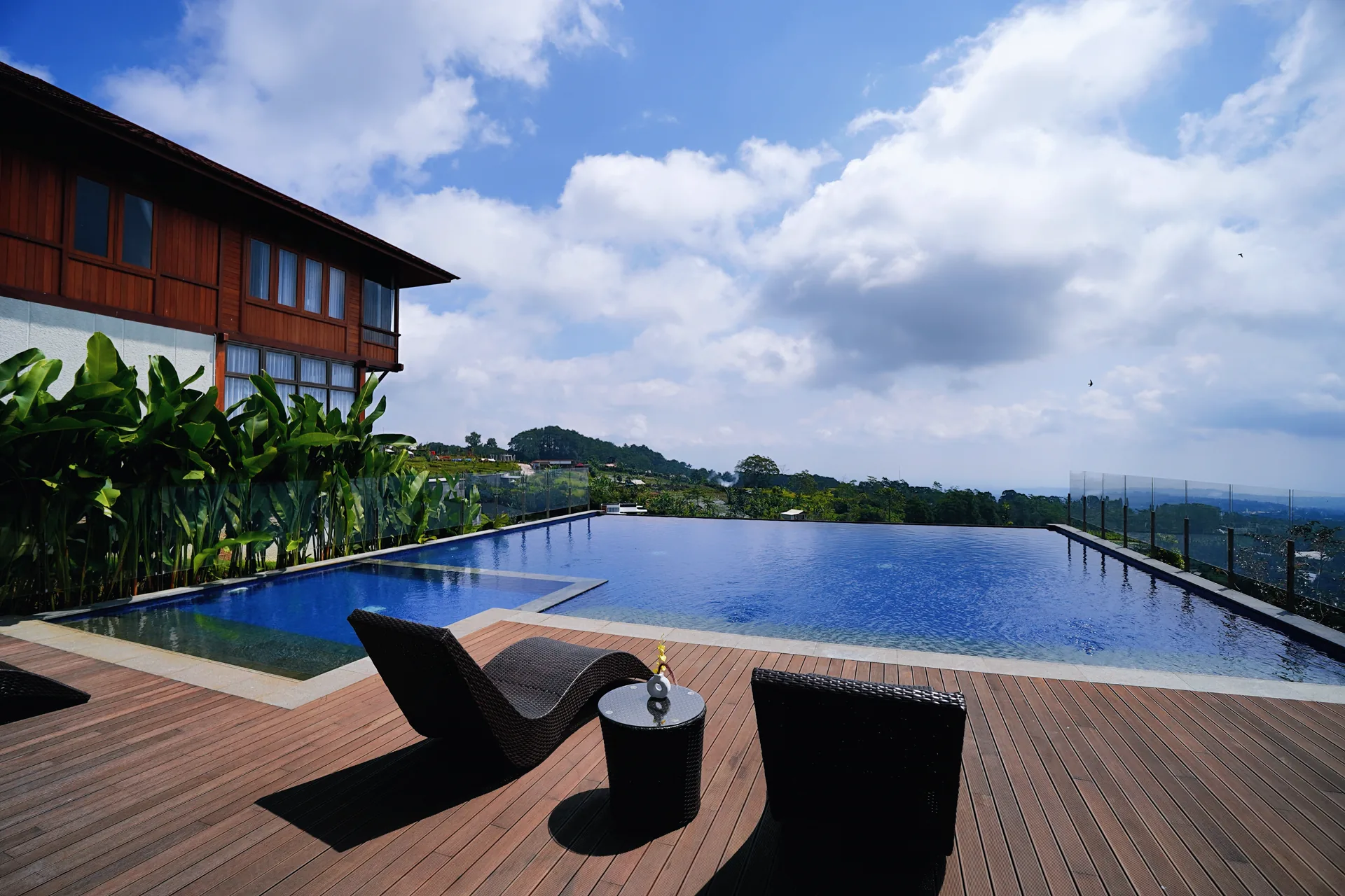 Infinity pool loungers facing the valley